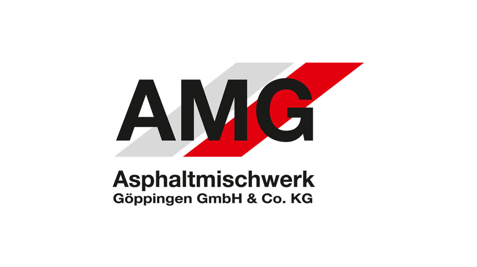 Das Logo von AMG Asphaltmischwerk zeigt den Schriftzug in kräftigen schwarzen Buchstaben, im Hintergrund eine diagonale rote und graue Linien.